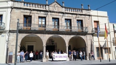 Minuto de silencio a las puertas del Ayuntamiento por una nueva víctima de violencia de género
