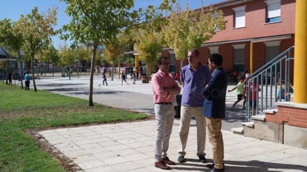 El alcalde visita el colegio Conquistadores para ver las mejoras realizadas durante el verano