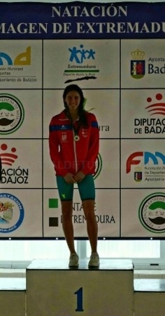La nadadora Estela González obtiene varios oros en el campeonato BMW de Extremadura infantil y junior