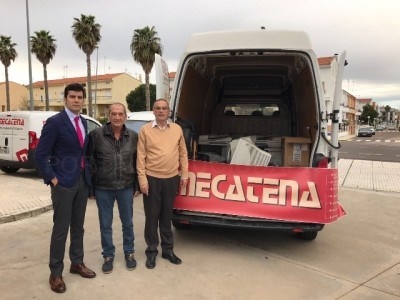 La asociación de Amigos del Pueblo Saharaui recibe una donación de material informático.