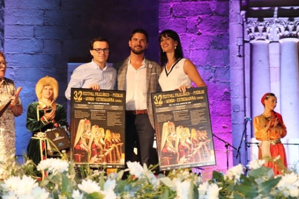 Antonia Tejeda recibe el Candil de Plata en el XXXII Festival Folklórico de los Pueblos del Mundo.