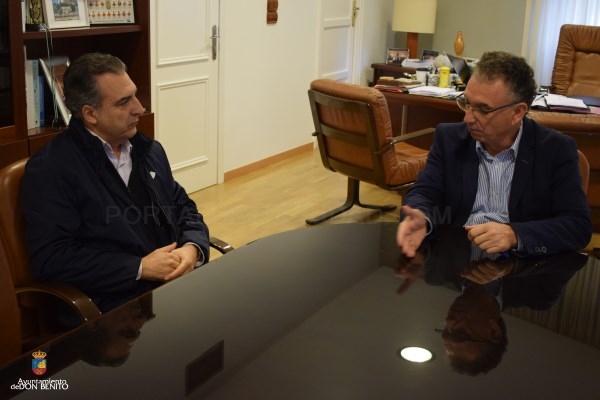 El gestor del centro comercial online "el mosaico", José Moya mantiene entrevista con el alcalde de Don Benito.