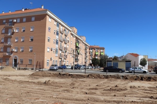 Se está ejecutando un nuevo parking en la Plaza de los Olivos en  Villanueva de la Serena.