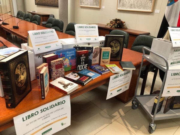 Empleados públicos de la Consejería de Medio Ambiente y Rural, Políticas Agrarias y Territorio participan en la acción ‘Libro solidario’.