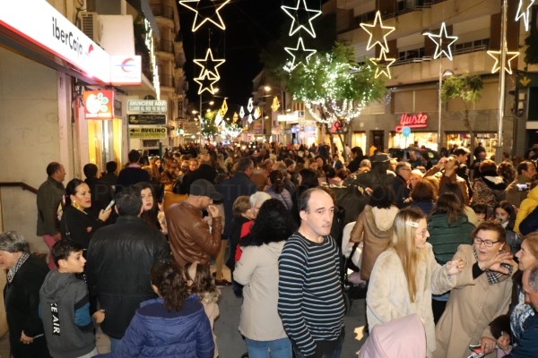 Más de 8.000 personas se han dado cita este viernes en la plaza de España para disfrutar del gran encendido navideño