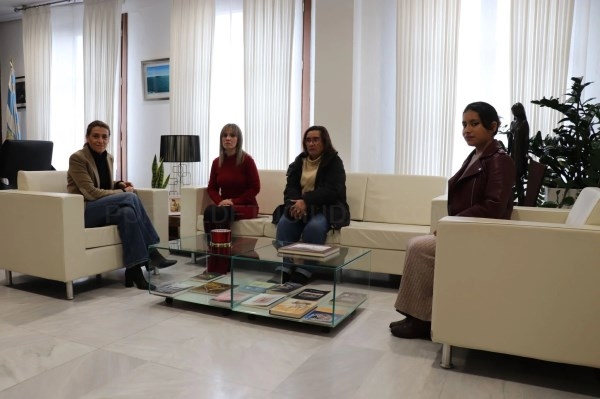 La alcaldesa Ana Belén Fernández recibe a tres alumnas en prácticas