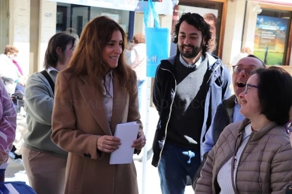 La alcaldesa Ana Belén Fernández visita la mesa informativa sobre el Síndrome de Down