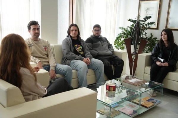 La alcaldesa Ana Belén Fernández recibe a cuatro nuevos alumnos en prácticas