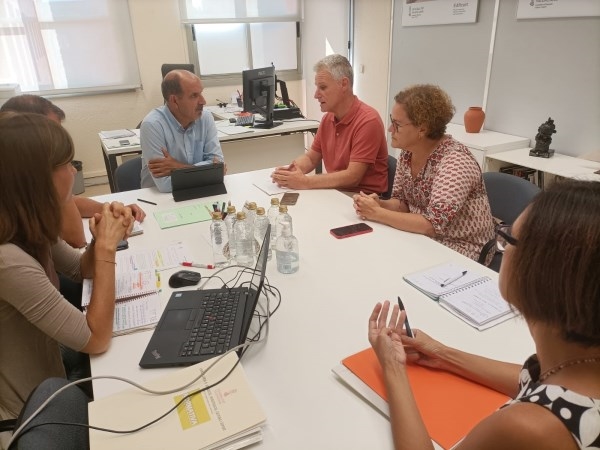 Reunión de trabajo para avanzar en la reforma del CEIP El Garbí y en el segundo IES de l’Eliana