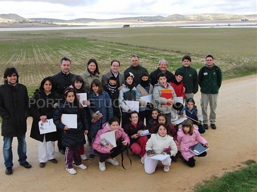 El delegado de Industria, Energía y Medio Ambiente conmemoró el Día de los Humedales en la Laguna de Pétrola junto a alumnos de la localidad