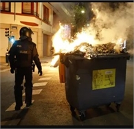Los disturbios tras el acto político en María Pita se saldan con cargas, destrozos y más de una docena de policías lesionados