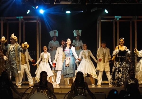 La asociación ArtxArt da 4.000 euros a 8 ONG con el musical ‘Bella y Bestia’ en Rafelbunyol.