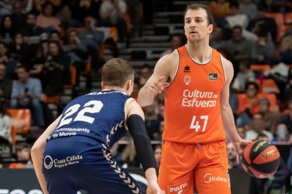 Kevin Pangos, baja para lo que resta de temporada