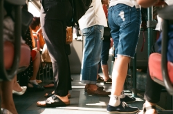 Tener que vacunarse y los aeropuertos alejados, los principales motivos de los españoles para no viajar