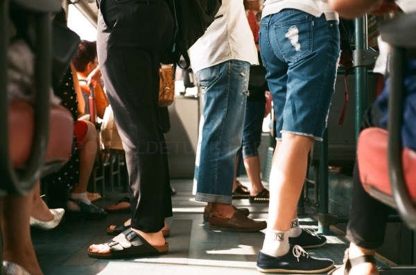 Tener que vacunarse y los aeropuertos alejados, los principales motivos de los españoles para no viajar