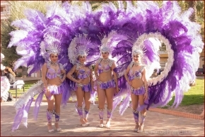 FEBRERO: Fiestas y desfiles de Carnaval.